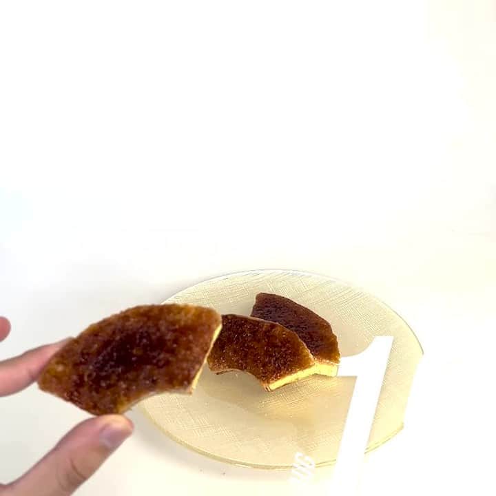 のインスタグラム：「「ブリュレラスク」は箕面本店にて好評発売中❗️  バウムを２度焼きしてラスクのような サクサク食感に仕上げた新食感バウムラスクです。 常温で飴が溶けないので、いつでもパリパリ、 サクサク感がお楽しみいただけます！  お買い求めは、箕面本店(@minohonten2 )にて！  ●信子会長の日常はこちら(@madame_shinco )からご覧いただけます🎵  #マダムシンコ #Madameshinco #マダム信子  #バウムクーヘン #バームクーヘン  #バウムクーヘン大好き #バウムクーヘン部 #スイーツ #スイーツ好きな人と繋がりたい #スイーツ大好き #スイーツタイム #お取り寄せスイーツ #カソナード  #バーナー #キャラメリゼ #ヒョウ柄  #毎日投稿 #大阪 #大阪グルメ #大阪スイーツ #brulee #sweets #baumkuchen #lovesweets  #ブリュレ #ラスク #バウムラスク」