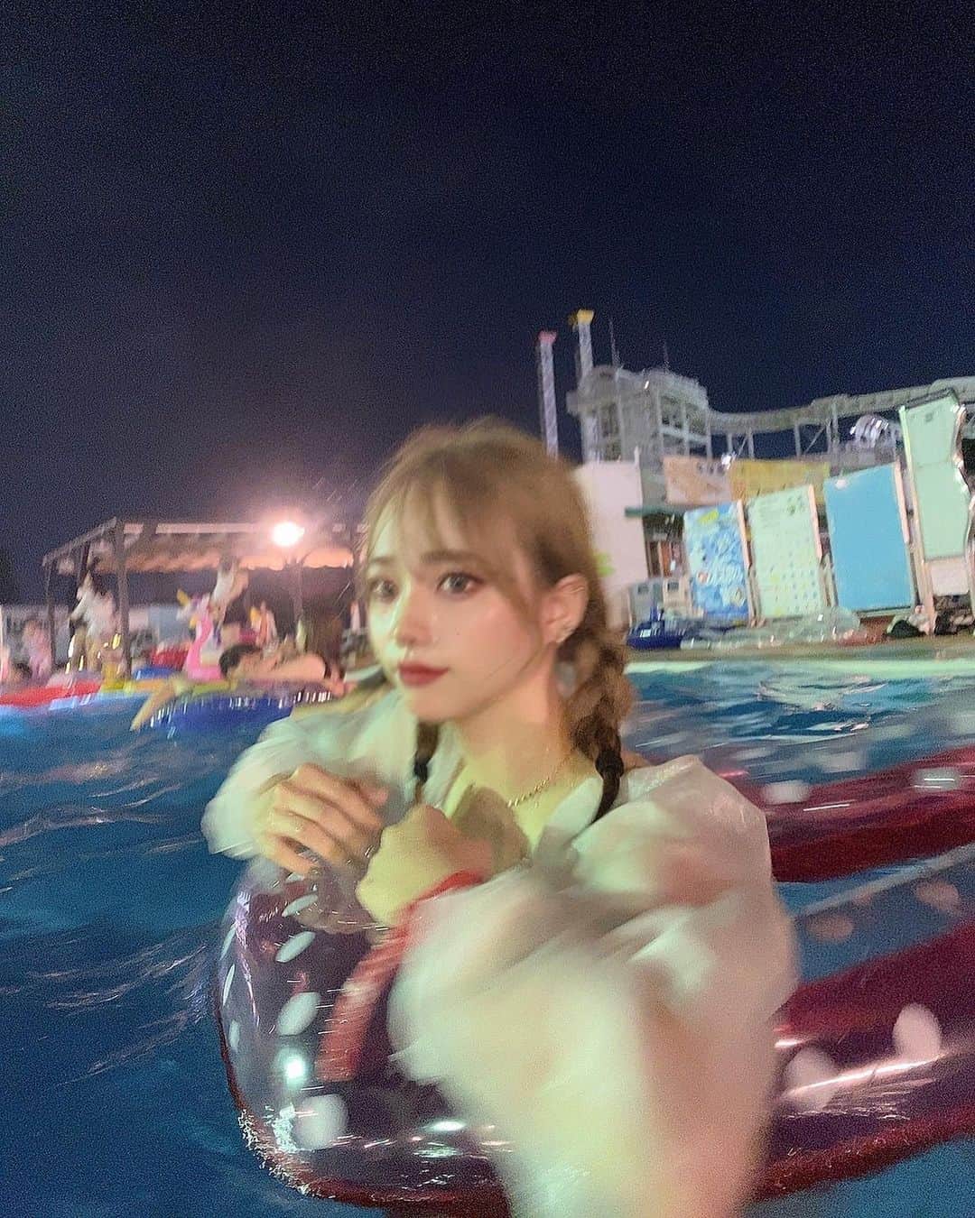 のインスタグラム：「今年はプール行けてよかった満足ﾃﾞｽ🐈‍⬛🖤☽⋰  ・ ・ 最近愛用してるヘアオイルブランド❥❥ @hotel_room.number  ●101 柑橘系の香り ●102 金木犀の香り ●103 99%天然油成分で肌にも使える どれも凄くいい匂いでオススメだよ🧚‍♀️🍃」