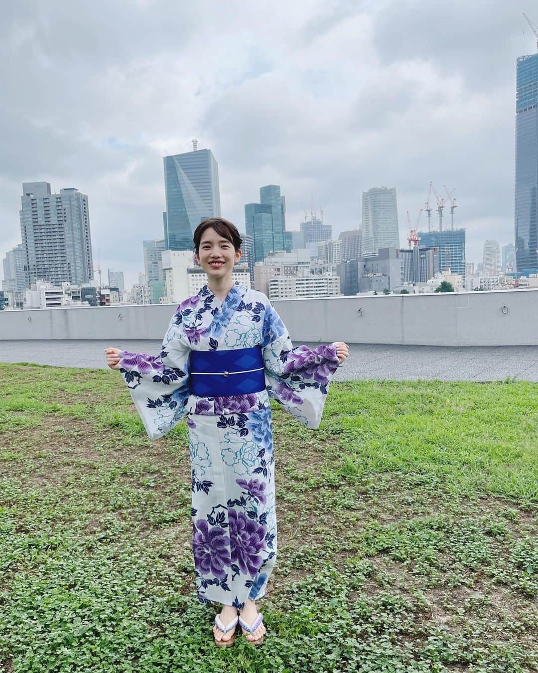 のインスタグラム：「9/14発売<アンクールな人生>の Instagramアカウントが出来ました🫶🏻 ⁡ @uncoollife_hironaka  ⁡ 本のご紹介はもちろん、 様々なイベント✨の情報は ↑こちらのアカウントで見られます⭐️🤤 ⁡ オンラインでの個別お渡し会や サイン会など皆さんとお話する機会を いま企画しているところです🫶🏻 ⁡ 楽しみです〜🥹✨ ぜひアカウント、フォローしてみてください！ ⁡ 本は引き続きAmazonや全国の本屋さんでも 予約受付中です🌞 ⁡ ⁡ PS:明日は神宮花火大会🎇こちらも楽しみ🎇晴れますように🙏」