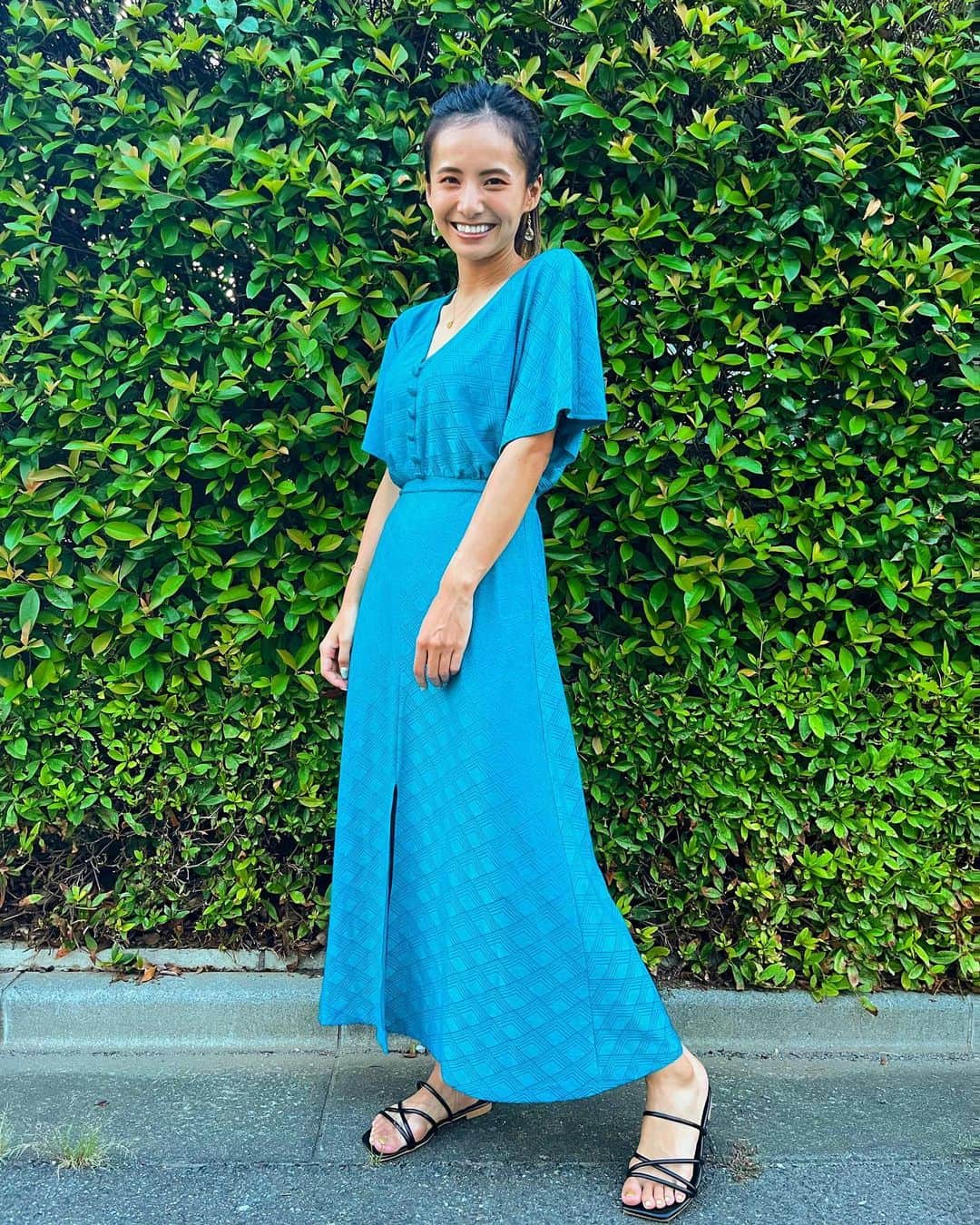 佐野千晃のインスタグラム：「夏はサラッとワンピースが好き👗  でもワンピースって飽きちゃうからたくさん欲しくなっちゃう🥺笑  #ooted #fashion #girl #moana #もあっしょん #ファッション #コーデ #青 #ワンピース #夏 #涼しい #楽」