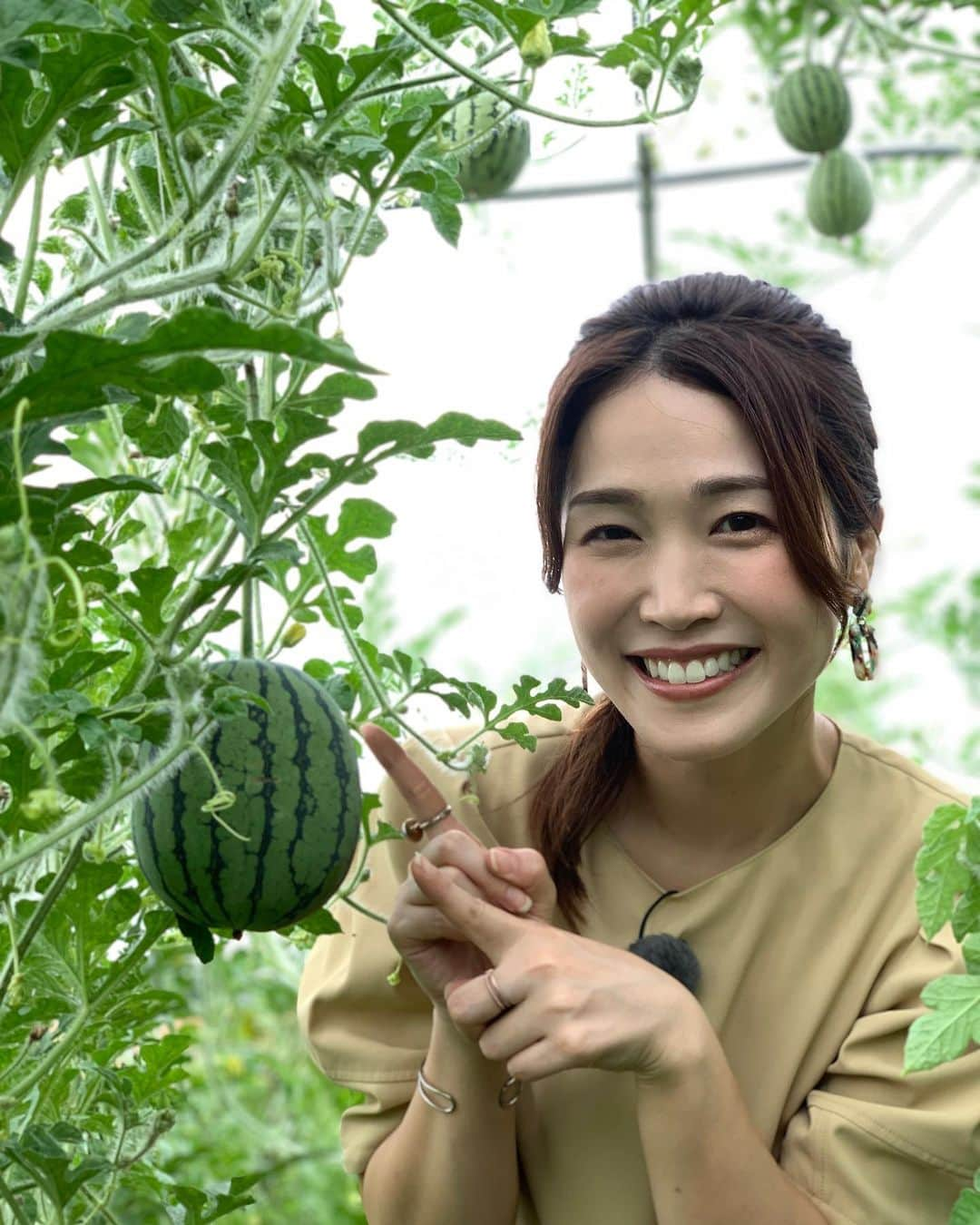 佐藤美樹のインスタグラム：「. . . 今日の東京は、 カラッとした暑さでした☀️ . 今年は、残暑厳しいようですね💦 . 暦の上では秋ですが・・ 涼しくなるのはまだ先そう . . 冷たいものやさっぱりしたものばかり食べている 今日この頃。 . . 私は、そうめんと冷やし中華率が高めですが、 皆さんの暑い日のスタミナご飯は 何ですか？🔥 . . やっぱり元気の源は、、 食事だなぁと思います😋😋 . ご飯を食べると元気になりますよね❣️ . . . お風呂に浸かりながら、 そんな事を考えていました♨️ . . 週末金曜日、着地点が見つからなくて 不安になったり、 小さな幸せに気付くことができたり、 皆さん色々ありますよねぇ。 . . いつもと変わらない日でも、特別な記念日でも、 心が満たされて眠りにつけますように。 . . 今日も一日お疲れさまでした🍀 ゆっくり休みましょうね。  . 衣装提供🔽 @edist.closet  . . ━─━─━─━─━─━─━─━─ #edistcloset  #edistclosetコーデ  #横浜  #向日葵  #ロケ  #暑い夏  #野菜  #採れたて野菜  #スイカ  #新種  #ヘアメイク  #アナウンサー  #アナウンサーコーデ  #佐藤美樹  #衣装  #衣装提供  #smile  #yokohama  #flowers  #photo  #ootd  #ファインダー越しの私の世界」