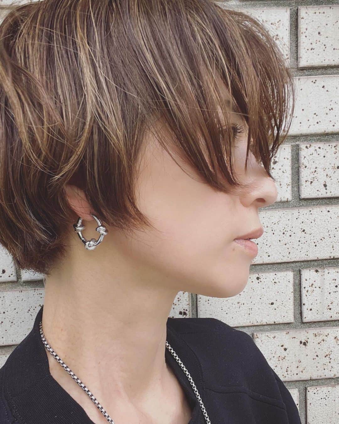 畑野ひろ子のインスタグラム：「繋がりや結びがテーマのブランド　@noeud_u  私のお花のブランドも、繋がりを大切にしたい思いから立ち上げたので、なんだか勝手に親近感💙 デザインも、素敵なものばかり✨ このピアスも、しょっちゅう一緒にいる存在になりそうです😌」