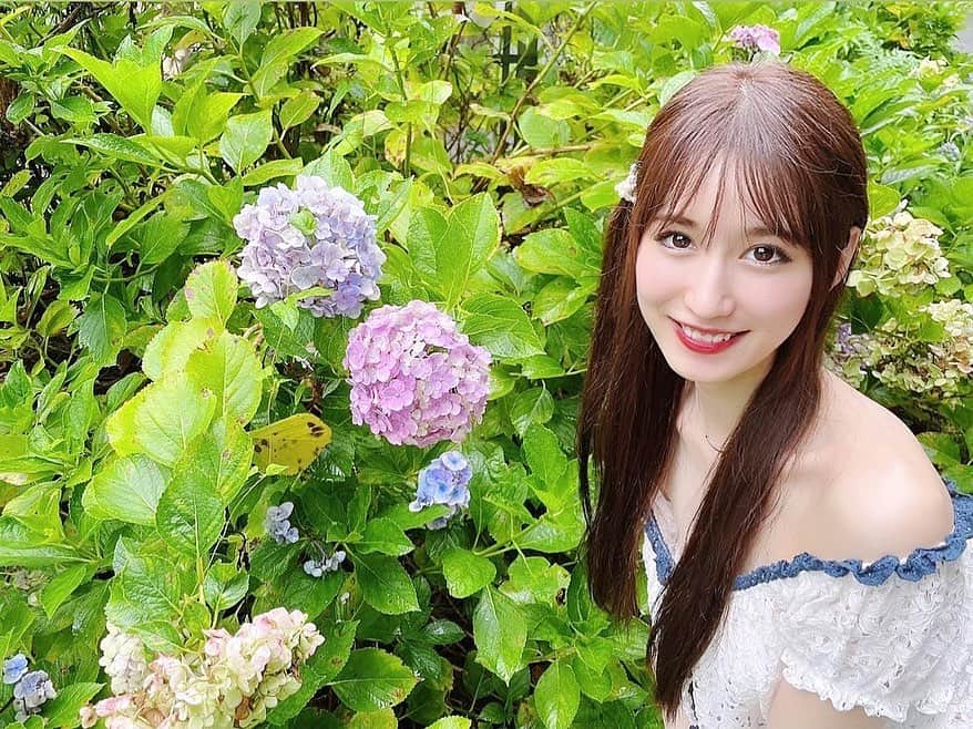 のインスタグラム：「紫陽花と一緒に💠 最近は新しいことを色々始めたりと パワーみなぎる日々です🙇‍♀️💐 8月もまだまだ頑張りましょう(*´°`*) ˖ ࣪  #紫陽花 #名古屋観光 #岐阜観光 #お花畑  #夏旅行 #夏旅 #自然」
