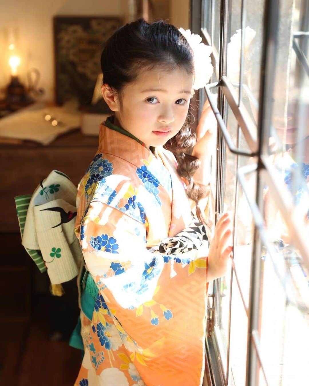 ハナフサユウスケのインスタグラム：「明日で8歳だねー ＊ ＊ そーいや載せてなかったから 7歳のうちに七五三のやつ 載せとこー ＊ ＊ 明日はパーティーだぜー ＊ ＊ #hairarrange#ヘアアレンジ#ヘアアレンジ動画#セルフアレンジ#撮影#キッズモデル#kids#kidsfashion#kidshair#キッズコーデ#子供#息子#9歳#娘#7歳#親バカ#韓国ファッション#韓国子供服#kidsmodel#ポニーテール#美容師#簡単アレンジ#小学2年生#夏休みコーデ#子供コーデ#女の子ヘアアレンジ#たまねぎヘア#七五三#七五三ヘア#キッズヘア」