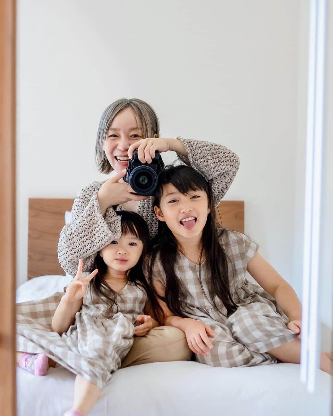 Kyooonのインスタグラム：「#鏡の中の親子写真   北海道でお会いした @tommy_coconarq さんの 真似させてもらった📷  カメラ持つ手はプルプルするし 連写で100枚以上撮ったけど ちゃんと撮れてるの数枚しかなかった😂#修行します  自分が写真に写ることってほぼないから いいな♡ 久しぶりに髪きりました  #親子#女の子ママ#姉妹#4歳差姉妹 #a7siii#sonya7siii」