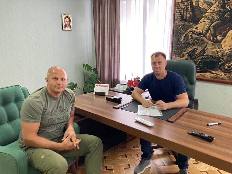 エメリヤーエンコ・ヒョードルのインスタグラム：「Сегодня встретились с президентом Белгородской федерации кикбоксинга Олегом Николаевичем Утениным и  договорились о дружественном спортивном взаимодействии」