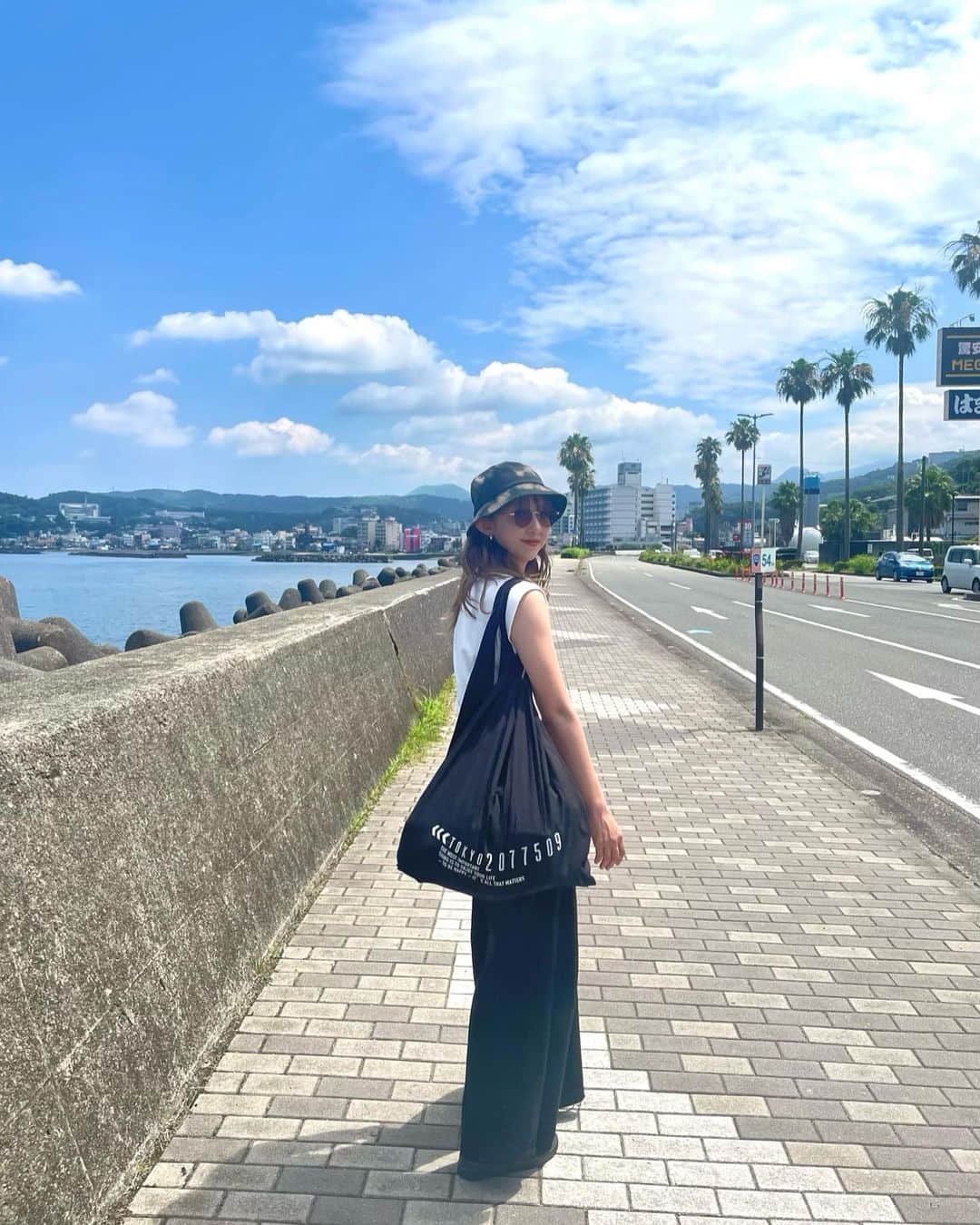 のインスタグラム：「1泊2日の旅行には @ailevivantes の エコバッグで十分でした☺️ 帰りのお土産もすっぽり 入った✨  お土産でみんなに オヤツ買って帰ったら ツマミやんって 言われた3枚目笑  #ailevivantes #エコバッグ #ootd #静岡 #伊東 #オレンジビーチ #おすすめおつまみ」
