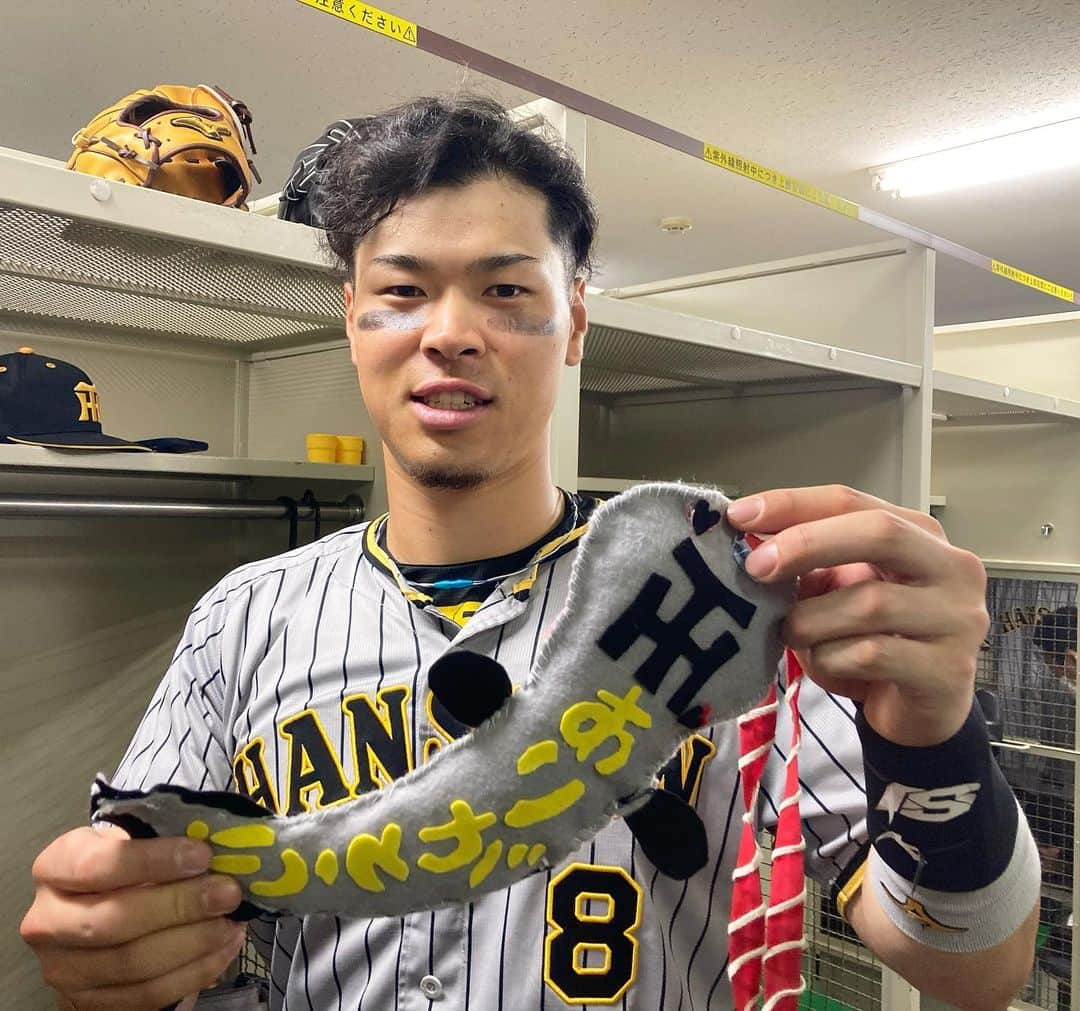 阪神タイガースさんのインスタグラム写真 - (阪神タイガースInstagram)「2安打3打点の活躍で、西勇輝選手を援護した佐藤輝明選手です！ #佐藤輝明 選手 #ありがとうなぎ メダル #阪神タイガース  #イチにカケル！」8月19日 21時34分 - hanshintigers_official