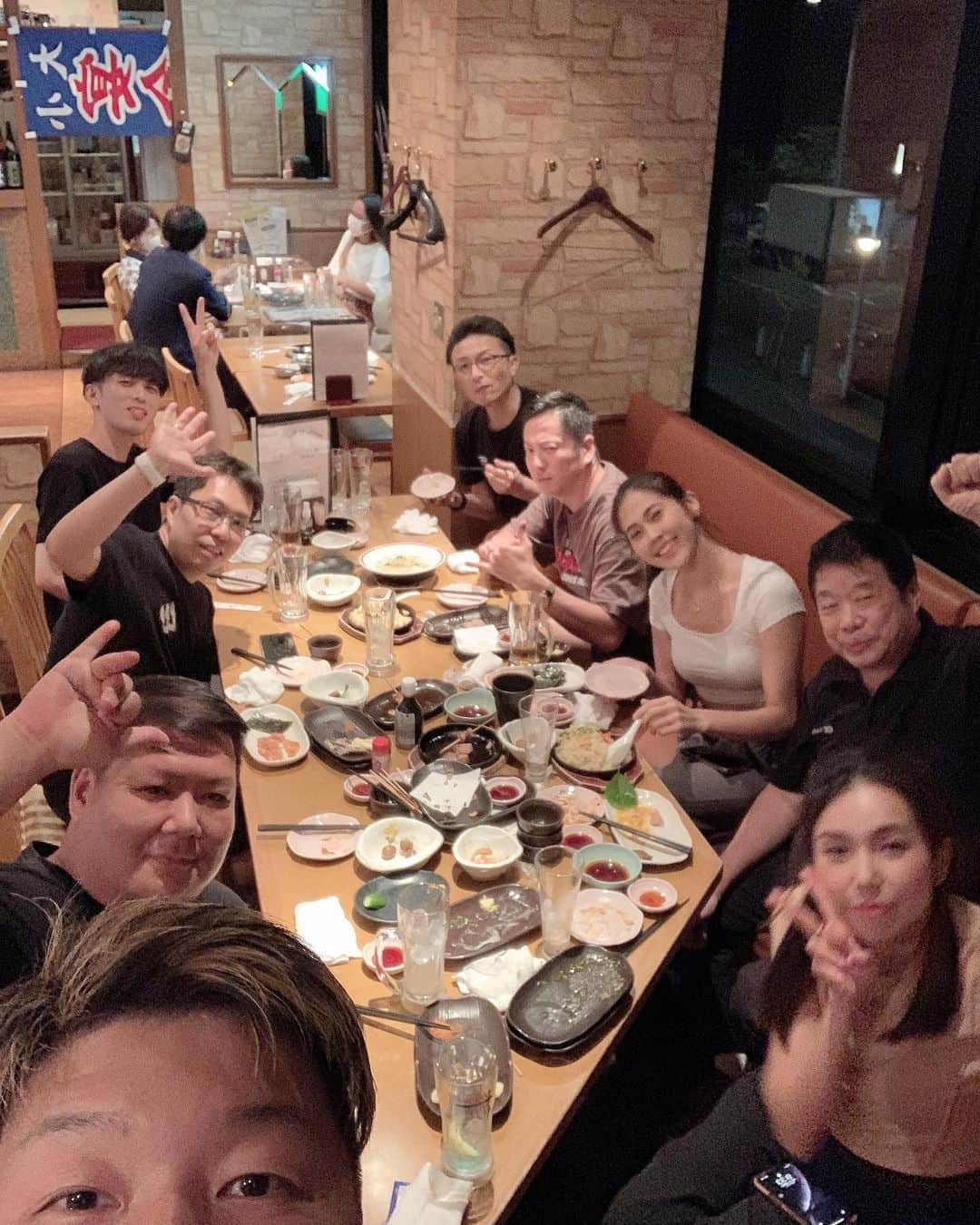 星野光正のインスタグラム：「team TARGET 会食♪  久しぶり過ぎに多くの方々に会える事を楽しみに！  #プロダーツプレイヤー #ダーツインストラクター #ダーツ #エスダーツ #エスダーツオフィシャルプレイヤー #targetsportsjapan #らいおん鍼灸整骨院 #恋川純弥 #DPL #RND #ラスティーネイル #テンフィールズファクトリー #星野光正 #星野飯 #三児のパパ #アラフォーパパ #料理好き #the_WORLD」