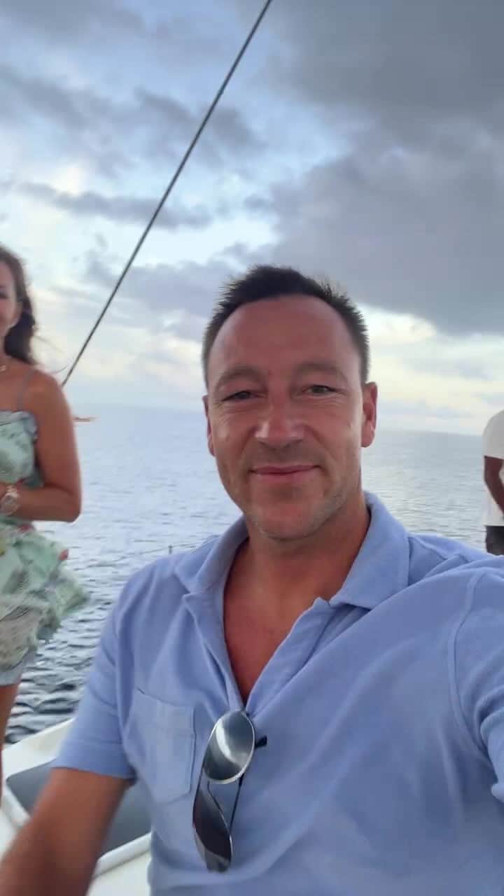 ジョン・テリーのインスタグラム：「Wow 🐬  Dolphin Cruise @kudavillingiliresort」