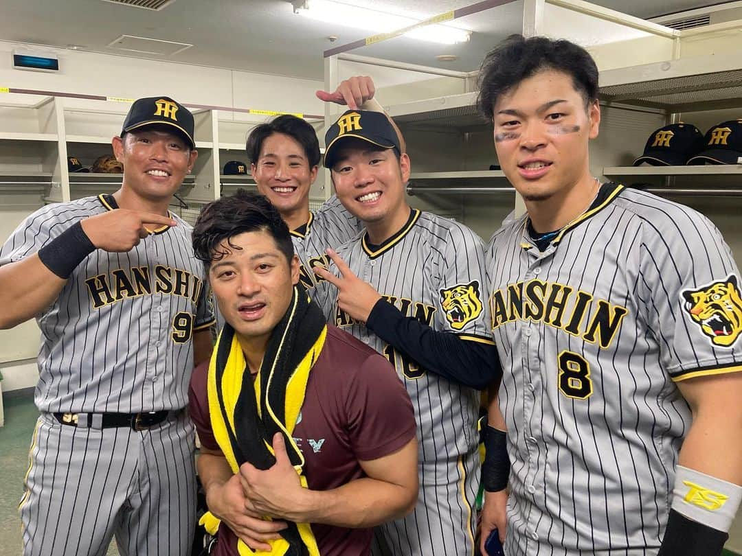 阪神タイガースさんのインスタグラム写真 - (阪神タイガースInstagram)「西勇輝選手×坂本選手の完封バッテリーを囲んで勝利の1枚📸 #西勇輝 選手 #坂本誠志郎 選手 #ナイスバッテリー ✨ #佐藤輝明 選手 #木浪聖也 選手 #原口文仁 選手 #阪神タイガース  #イチにカケル！」8月19日 22時00分 - hanshintigers_official