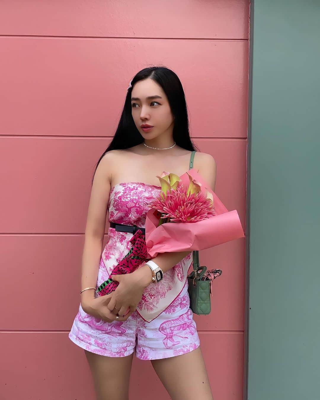 megbabyのインスタグラム：「お花を買いに行ったら私の好きな色があったのでパチリ📸💐💚💗  💚💗ピンクとグリーンを見つけると喜んでしまうマグワート愛💚💗  みんなは心ときめくハッピーになる色ってある？😳💭📝」