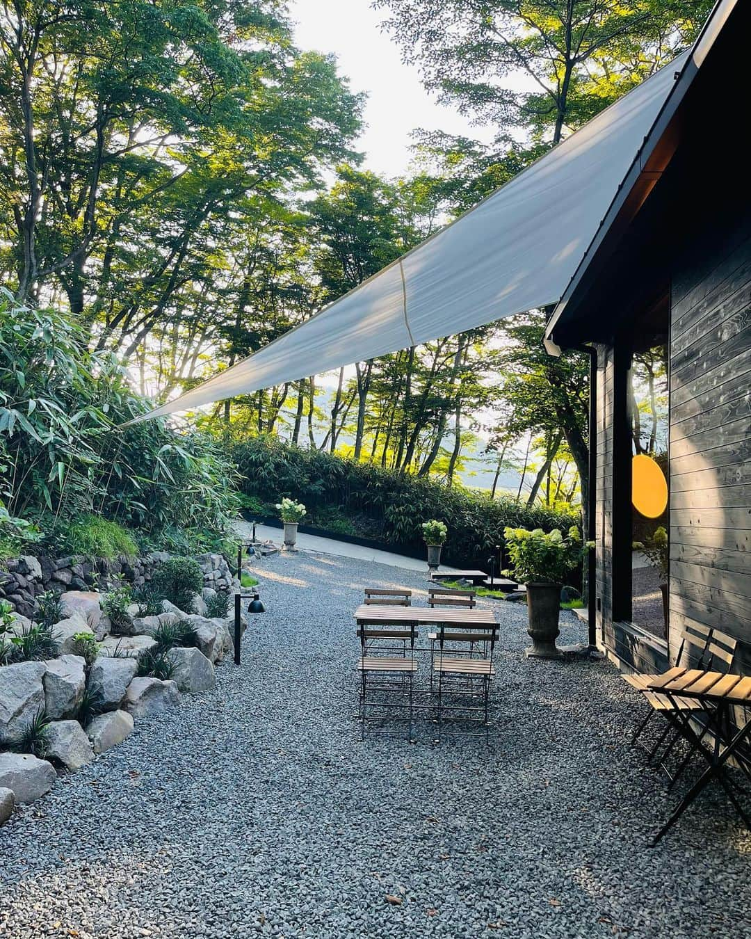 兼田日向子さんのインスタグラム写真 - (兼田日向子Instagram)「🍃 先日の箱根旅行、 ニコライバーグマンの最近オープンした庭園へ。 緑と木漏れ日、虫の声が聞こえて そんな中をお散歩。 ひたすら癒された☺️ 夏でも、涼しくて快適だったよ~！  4月から、PC見る時間が圧倒的に増えて、土日は自然を求めてる…🤣笑 圧倒的海派だったけど、山も良いね🌿  ちなみに予約していくのが良いかと思います◎ . . . . . #ニコライバーグマン箱根ガーデンズ#箱根旅行#箱根観光#箱根カフェ#神奈川カフェ#サロモ#シースルーバング#ミディアムヘア#社会人1年目の過ごし方」8月19日 22時37分 - hinako523_k