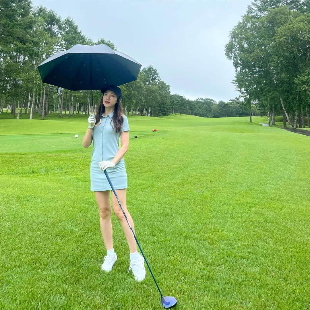 森川侑美のインスタグラム：「台風の中でのゴルフ⛳️ 普通ではラウンドできない状況下.. 八ヶ岳や南アルプスに守られた小淵沢カントリークラブでは 荒れ狂うことなく、静寂な霧に包まれながら ラウンドできました..☔︎  ラフまでフェアウェイ？と思うほど 美しいグリーンに惚れ惚れ🌱 とはいえ過酷な状況でしたが 濃霧の中にドライバーの打音と ボールが吸い込まれていくのは 今思い出しても夢みたいな不思議な感覚🌫  自己ベスト97まで出せ、色んな意味で自分史上ミラクル ラウンドでした🏌️‍♀️  2日目も本降り☔️で覚悟しながらのハーフラウンドでしたが 台風が直前に去ってくれ青空も🌞!  ラストの写真はみつるカメラマンに撮って頂いたショット📸 @mitsuru_wakabayashi   ウェアは近年スポーティー過ぎないものが色々出てて嬉しい🫶 1日目 @suicgolf  2日目 @riendasuelta_golf   #小淵沢カントリークラブ #ゴルフ女子#ゴルフウェア#ドライバー音#ゼクシオ#台風 #小淵沢観光#小淵沢アートアンドウエルネス  #kobuchizawa#golf#art#wellness」