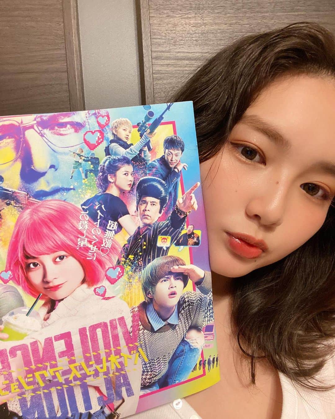 箭内夢菜のインスタグラム：「お知らせです！  映画｢バイオレンスアクション｣本日から公開されました！！ 橋本環奈さん演じる、ケイの同級生 りっか役を演じさせて頂いております！ ぜひぜひ劇場でご覧くださいませ🔫✨   #バイオレンスアクション」