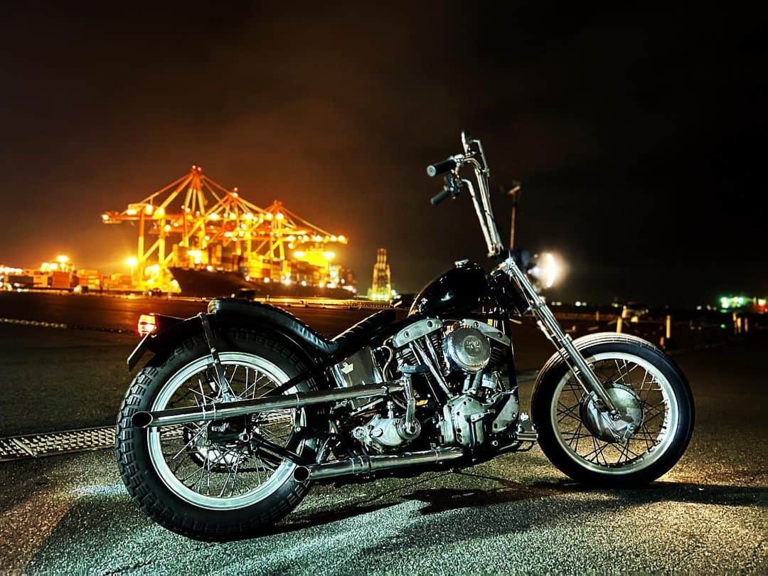 伊藤準規のインスタグラム：「⚡︎  ８月１９日はバイクの日という事でお気に入りの写真を載せます✨  夜走りのお誘いお待ちしております😎🔥  #earlyshovel #harleydavidson #chopper  #アーリーショベル #ハーレーダビッドソン #ハーレー #チョッパー #ジョッキーシフト #バイク」