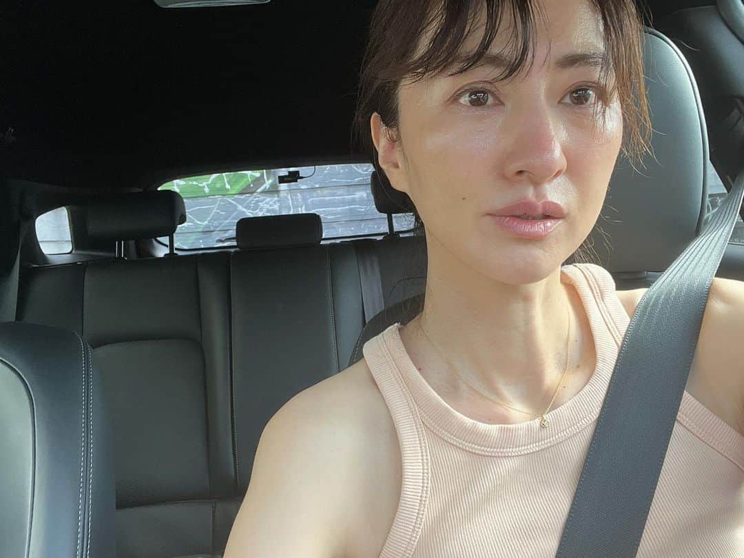 前田ゆかのインスタグラム：「じわじわと汗をかいたピラティスの帰り🫶 (久しぶりだとカラダが重く感じた💦)  今晩は夏のバラちらし❗️ 暑くてカラダも疲れやすいですが、お寿司は食欲が湧いてきます〜  新生姜、枝豆、沢庵をアクセントにさっぱりと⤴︎  #pilates #ピラティス #お酢ご飯を食べたい #家では魚が多くなってきた #maeyukareshipi」