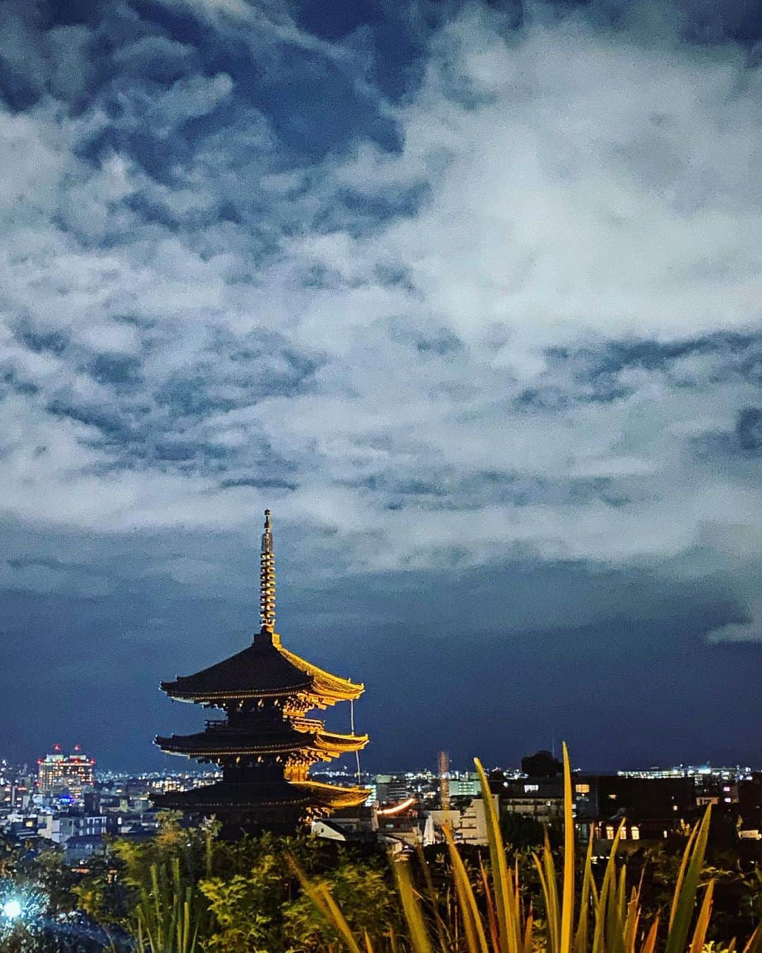 風間ゆみえのインスタグラム：「法観寺・八坂の塔の眺望を楽しみながら。  @salon_y.official メンバーの皆さん、美しい夜をとても楽しく過ごすことができました。ありがとう☺️✨ @daichi_1127 だいちゃんも、お昼間から夜まで素敵な時間をありがとう☺️✨」