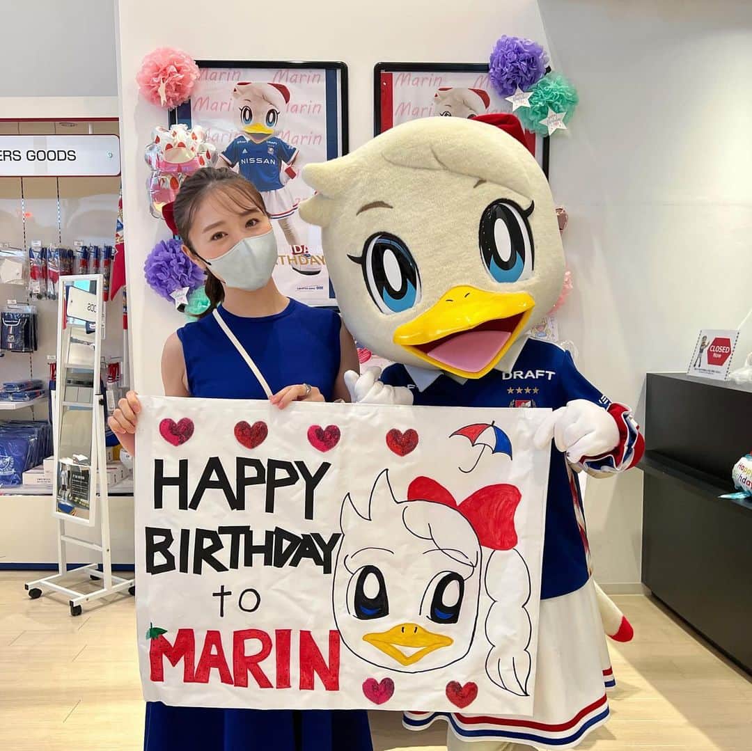 のインスタグラム：「⁡ 今夜のキクマリでは、先日私も参加したマリンちゃんのおたんじょう日会の模様をお届けしました🎀 ⁡ マリンちゃんには私が作ったゲーフラをプレゼントしました〜☺️❤️ 初めてゲーフラを作ってみて、改めていつものみなさんが掲げているゲーフラのレベルの高さを感じさせられました… この日のために何度マリンちゃんの似顔絵を練習したか😂 出来栄えはどうでしょうか？？👩🏻‍🎨 ⁡ ⁡」