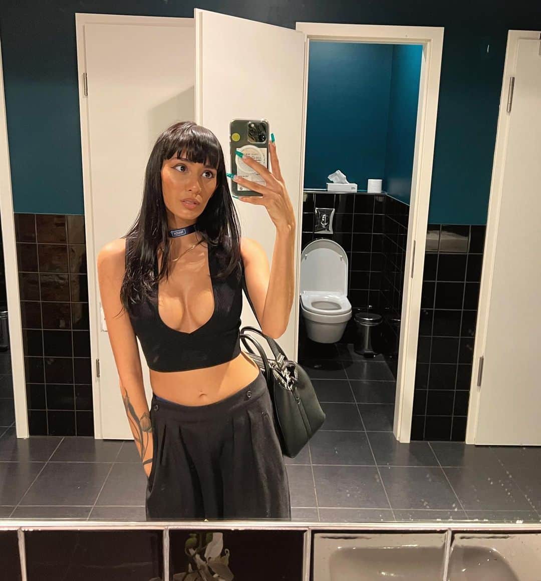 Janice Griffithのインスタグラム：「a greasy baby who only posts mirror selfies. s/o @xbizofficial」