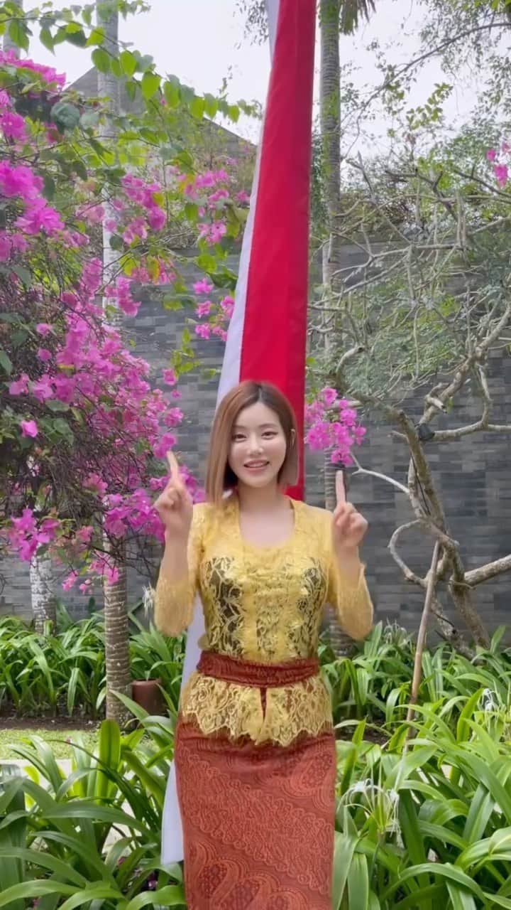 Dj Sodaのインスタグラム：「I love Indonesian traditional clothes 🇮🇩❤️ How do I look ? 🥰🥰 Aku cinta Kebaya dan Kamen Bali❤️‍🔥❤️‍🔥」