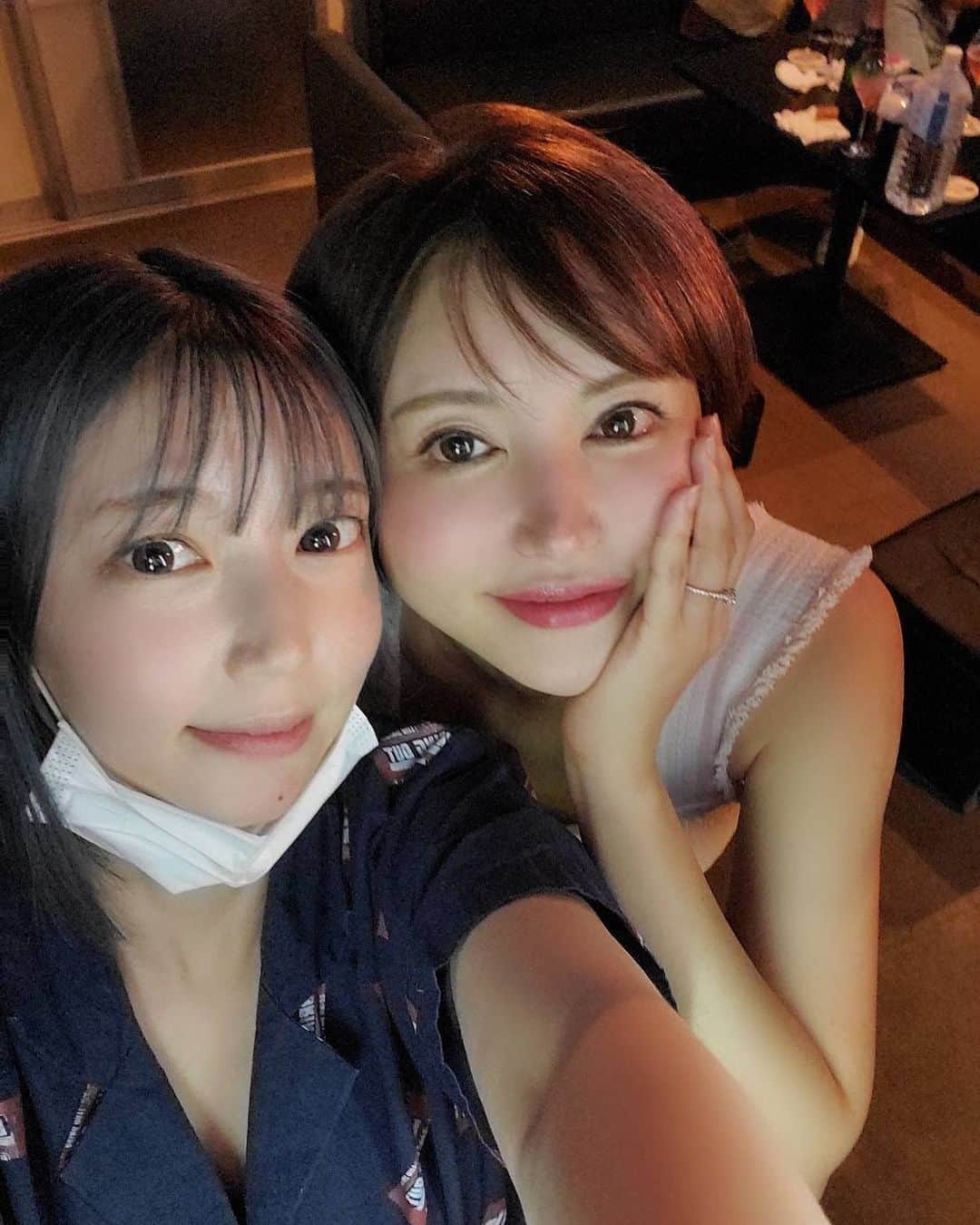里美ゆりあのインスタグラム：「きゃわいい椿と❤️  またすぐイク❣️  #六本木 #ネイバー #bar  #アフターbar」