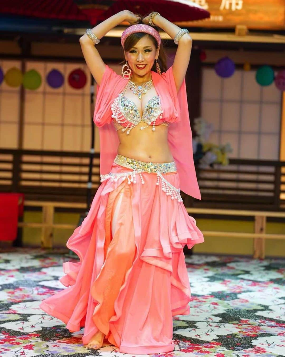 岡村真依のインスタグラム：「🫶  photo by @sekiytaka 📸✨✨ stage @yurakujo ♨️  #bellydance #pink_color_of_bellydance #bellydancing #bellydanceshow #bellydance_queens #bellydance_queens  #pink #bombshell #カチューシャ #headband #lovelycostume #lovely #🫶  #yurakujo #narita #湯楽城」