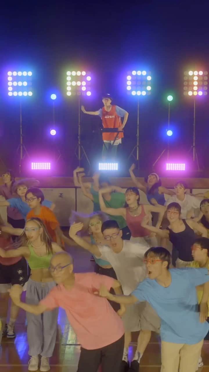FISHBOYのインスタグラム：「@so_so_looper / SO-SO Exercise  choreography ; @fishboydance @lilshowww @1chinosuke   SO-SOさんも制作に来てくれて、4人で楽しみながら、皆が踊れるように心を込めてつくりました☺  MVには全世代のダンサー、ダンス好きが出演しておりますんで是非ご覧下さいな✨ link in bio.  #sosoexercise」