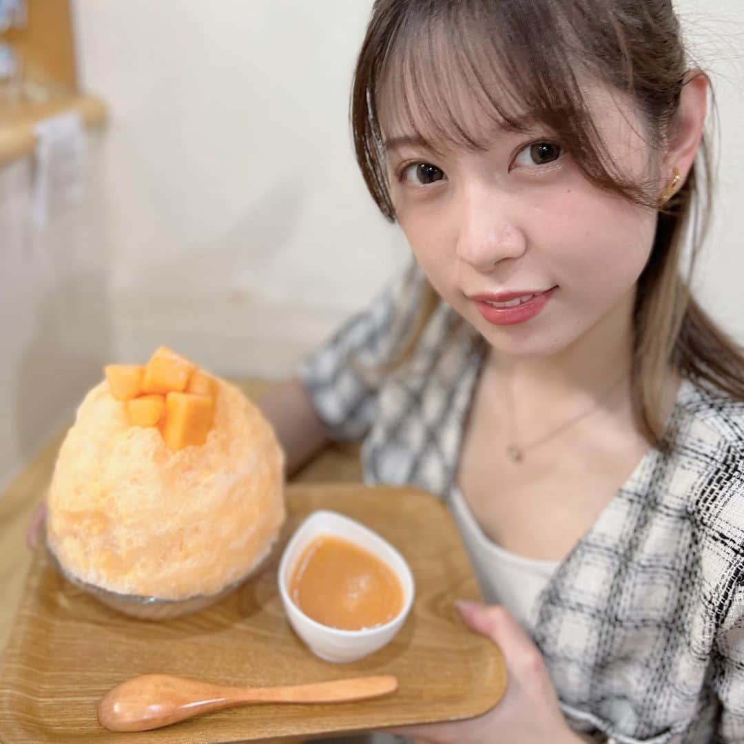 あおいれなのインスタグラム：「やっと食べれたメロンかき氷〜🍈🍧🧡 美味しすぎた😋息抜きしないとやってられないぜ（  ᜊﬞﬞ ） #休日 #かき氷 #スイーツ女子 #メロン #美味すぎ」