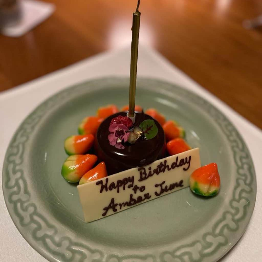 Ennaさんのインスタグラム写真 - (EnnaInstagram)「先日、娘が1歳の誕生日を迎えました🎂💕  旅先でのお誕生日だったので、 タイのお友達を呼んでささやかにお祝い💐  本当に、本当にあっという間の1年。  慣れない土地での妊娠出産は不安なことも多く、日本に帰って出産したいと思ったことが何度もあったなぁ。 特に、陣痛が始まって先生が来るまではアラビア語しか通じず、痛みと不安に押しつぶされそうだったことを思い出します。 無事に産まれてきてくれた時は、本当に嬉しくて感謝の気持ちで一杯で 痛みはもう忘れてしまったけど、その時の喜びはしっかりと覚えています。 32歳の、最高の誕生日プレゼントでした🎁 辛かったことも多かったけど、私自身を強くしてくれた経験でした。  今年こそは、日本に帰国して私の家族とゆっくり過ごせますように。  家族5人、楽しく仲良く健やかに生きていきたいと思います❤️  #birthdaygirl #august」8月20日 5時59分 - enna_81