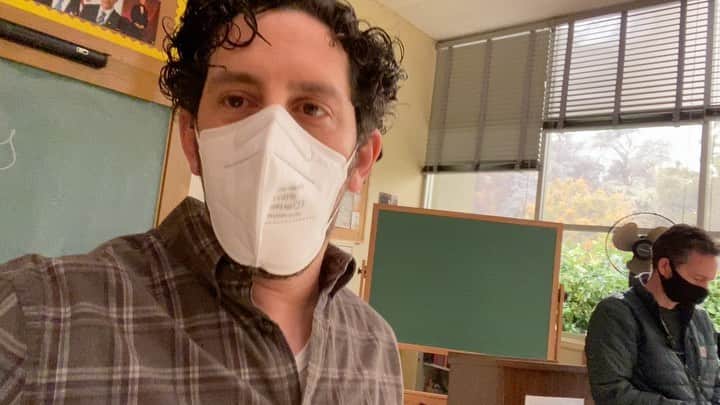 アダム・シャピロのインスタグラム：「When we realized it might be our last facing history class  @neverhaveiever @jarenlewison @benanorris」