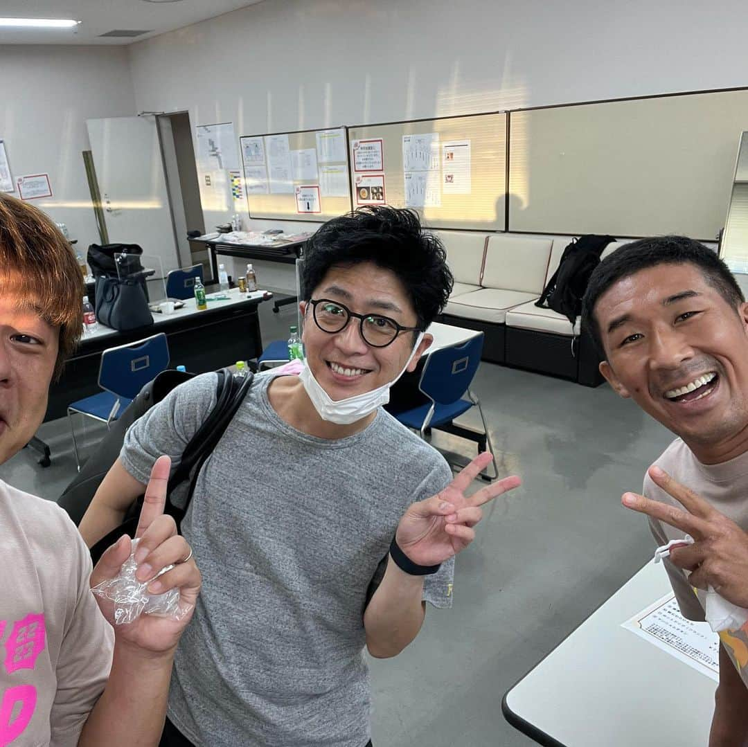 ロッシーのインスタグラム：「ごとう？後藤か？！イメチェン！ たむら？ごぼうか？！イメチェン！ #イメチェン #フットボールアワー後藤 #麒麟田村 #ごぼう #ライブスタンド #ゴンドラ #野性爆弾 #ロッシー #より。 #ロシ写真」