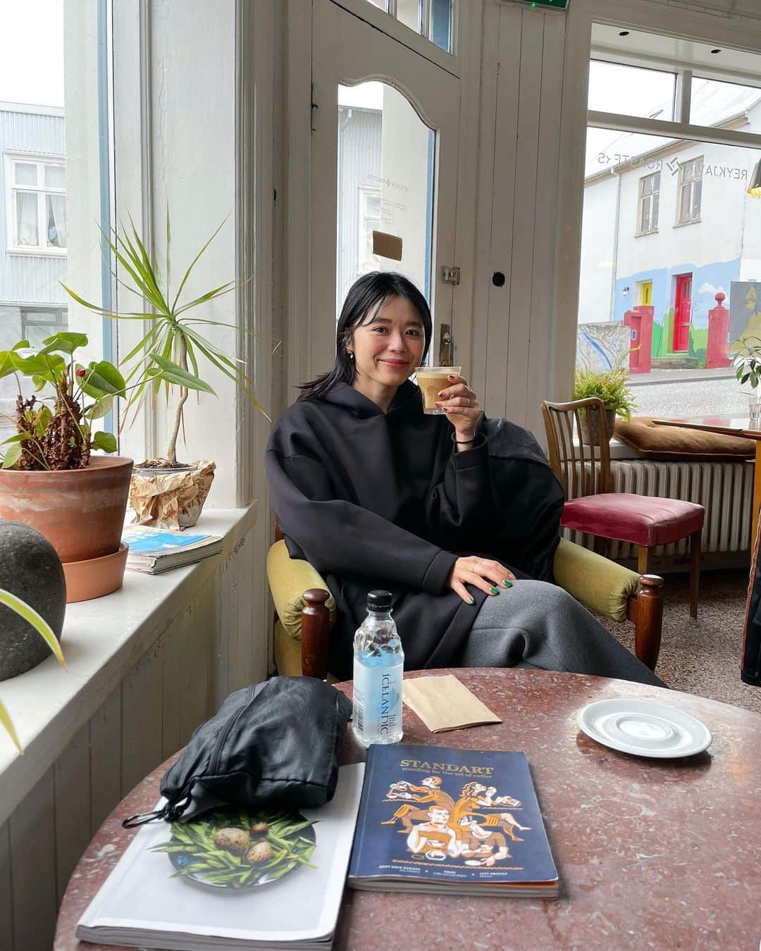 Yu-kiのインスタグラム：「Great coffee in Reykjavik @reykjavik_roasters  飲んだ瞬間もう一回行こう！ってなったレイキャビックで2回行ったカフェ☕️おいしすぎて記念にトートバッグ買った🫣」