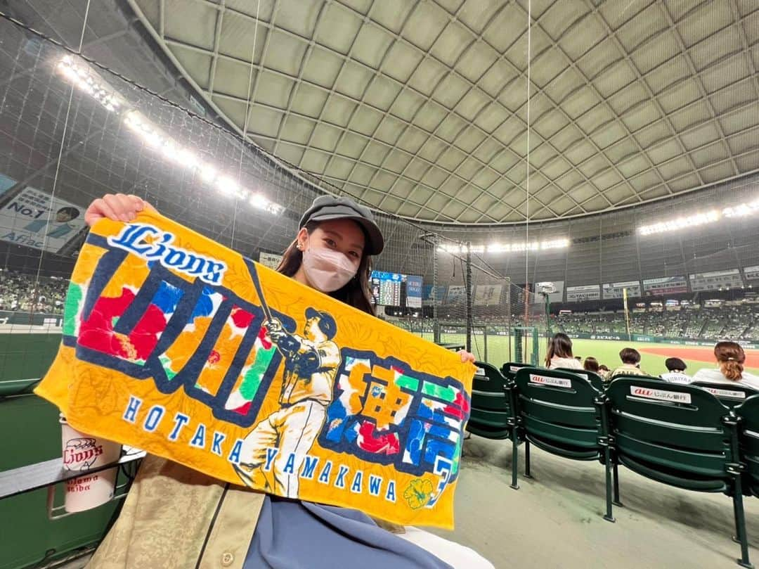 古城優奈のインスタグラム：「8月初のベルド🦁  まけほー。  ブルペン近くて最高〜⚾️ 内海選手見れたのは嬉しかった🤭  山川選手のタオルも買っちゃった🙌🏻  #西武ライオンズ #seibulions #オリックスバファローズ #ベルーナドーム #野球観戦 #フィールドビューソファ」