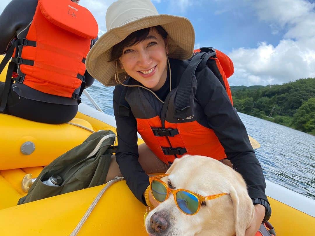 滝川クリステルのインスタグラム：「旅の思い出パート1✨ 最近は、高齢のアリスさんとの旅を更に増やしたくて自然溢れる場所によく一緒に足を運んでいます😊 何歳になっても水を見ると飛び込んでくれるアリスさんの姿を見るのが嬉しいなぁ😆 #夏の思い出 #保護犬」