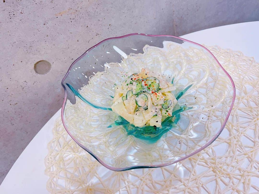 白石陽菜（桜井えりな）のインスタグラム：「前に沖縄へ行った時に、うりずんの方から教えてもらったモーウィ🥒 . 今が旬ですごく美味しい✨ たくさんあったので、サラダが1㎏位できました🥗笑 もっとかも、、 . このお皿も、大好きな沖縄のガラス作家さんのもの🥂 お皿とか調理器具をお気に入りの物で揃えると、料理作るのが更に楽しくなる☺️ . #日月 #おおやぶみよ」
