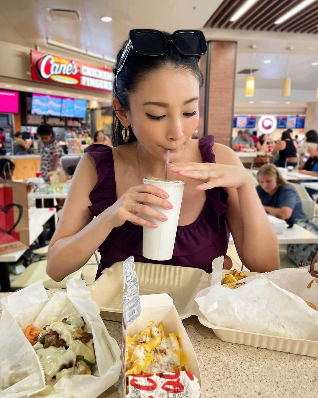 里海のインスタグラム：「体重管理気をつけてください 頑張ってくださいと、言われてるんですが🫣🫣🫣🫣🫣  今の私を誰も止めることは できないでしょう…  @charleyscheesesteaks 🥩 🥪   自分でも止められないのです🫣  サンドウィッチの上に チーズベーコン🧀🥓どっさり乗った ポテト🍟を乗ってけて 同時に食べてますw  許されるのであれば あと3個くらいは余裕で 食べれてしまいそうな 自分が恐ろしいです…。  調子に乗っている自分を 記録に残しておきます😂  #phillycheesesteak #phillysteak #phillysteaksandwich #34週 #マタニティ　#食いしん坊」