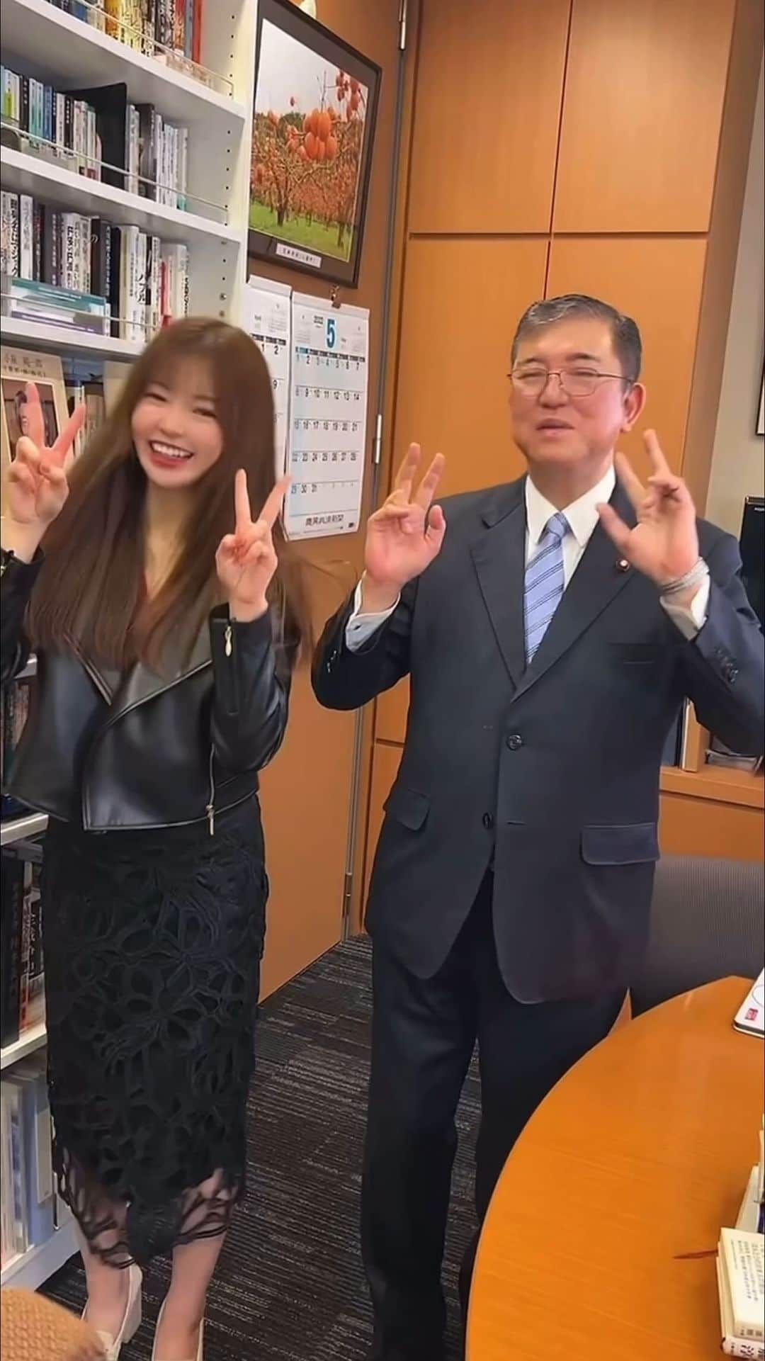 一城あやののインスタグラム：「"GAL" dancing on TikTok with Shigeru Ishiba, a former secretary-general of Japan's ruling Liberal Democratic Party, after the interview on Paradise Post.  自分が変われば、世界も変わる。 グローバルな価値観で時代を変えてきた10名が 「これからの世代に伝えたいこと」  【石破茂】 "政治家がダメだったら、自分がなればいい"―今、若者に伝えたいこと  【目次】 1. 日本の若者への印象 2. 当時29歳、日本最年少で国会議員に。でも、 “上の世代とのギャップは埋まらなかった...” 3. 女性が活躍できないと... 若者が関心を持てる政治の仕組みづくりは大事だけど... “だったら、行ってくれるの？” 4. 「逃げ切り世代」にも拘わらず、若者のことを考える理由 同性婚に肯定的な理由 5. 挑戦する「これからの世代に伝えたいこと」 6. 石破さんにとってのパラダイスとは？  【リンク】 https://paradisepost.inc/posts/5ipLoAnV (プロフィールのリンクからすぐ飛べます)  【一城服】 jacket... @proportionbodydressing  top... @unitedarrows_official  skirt... @tocco_closet  shoes... @jillbyjillstuart_official  . . . . . . . . . . #ギャル #石破茂 さん #政治家 #政治 #社会 #社会人の勉強垢  #勉強垢 #大学生の勉強垢 #ニュース #ジャーナリスト  #ダンス #ダンス動画 #大学生コーデ #働く女性 #オフィスカジュアル #japan #politics #japanculture #dance #dancechallenge #journalism」