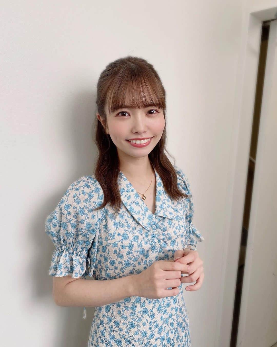 のインスタグラム：「💐 ⁡ ⁡ 皆さん、お久しぶりです。 いつもありがとうございます🕊 ⁡ インスタにもただいまです☺︎ 今日からまた自分のペースで投稿していきますね~ ⁡ 今日のオンライン握手会の私服です🌸 そういえば、髪が少し伸びましたね…！ 明日もよろしくお願いします✌︎ ⁡  #lilybrown #リリーブラウン  @amy_official___ #HKT48 .」
