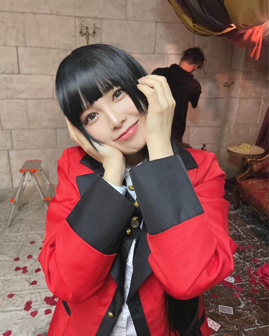 西村歩乃果のインスタグラム：「蛇喰夢子で4コマ。 こちら、ファンクラブのグッズ用の撮影でした＼(^o^)／  #コスプレ　#蛇喰夢子　#賭ケグルイ　#オン眉」