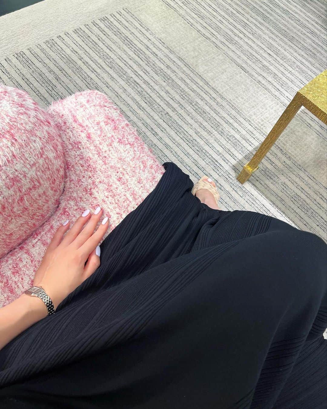 YOUのインスタグラム：「nail 💅🏻💜  handもfootも白っぽ紫nailに🫶🏻 このカラーにハマっててリピ🦭  そして、先日ママと人生初のピアスを開けてきました🥺 今更感ありますが、可愛いピアスつけるのが楽しみ〜💕  shoppingしながらお喋りが止まらないお姉ちゃんのようなママ🦋 ママが一目惚れしたお財布可愛い。。。 青みピンクが好きな所も似てるよね🫢💕  #青みピンク#スキナノヨ」