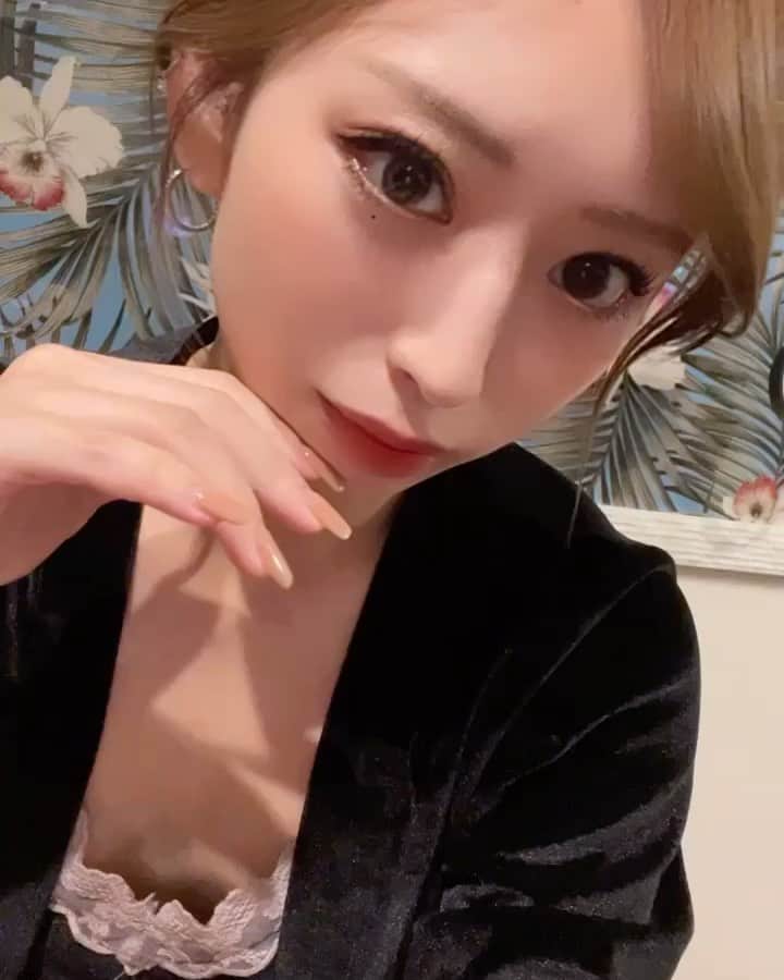 木下春奈のインスタグラム：「・ パリジェンヌ👀🤍 お友達におすすめのサロンを教えてもらい、 ずっと気になっていたのであいにゃんを誘って行ってきました🤍  DMでも教えてとメッセージいただいてたので....🌸 @salon.du.secret さんです🤍  あいにゃんはマツエク、 私はパリジェンヌの施術🤍  まつ毛のエクステをサロンでオリジナルで作ってるそうで、 凄くこだわりの詰まったサロンで 安心してお任せできたのも良かった🥹  予約時、来店時に、私のインスタを見たと言っていただけると、初回20%OFFにしていただけるそうです🤍🤍  #大阪#美容#パリジェンヌ」