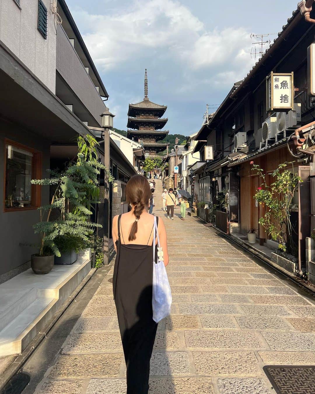 加納奈々美のインスタグラム：「ユニバの次の日京都も行ったよ〜 暑くてよれよれだったけど楽しかった😮‍💨❤️  親友と打ち合わせもなしに黒ワンピ被って思考回路同じで本当笑ったw」