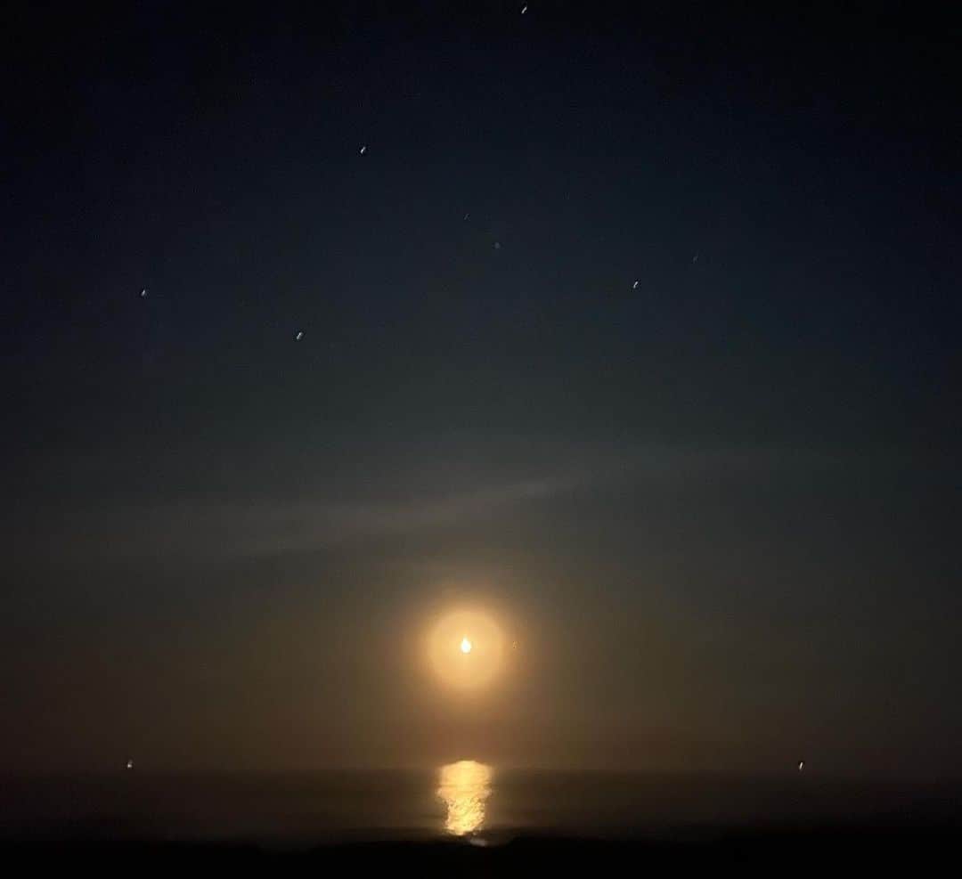 伊勢谷友介のインスタグラム：「夜、浜に出ると、月が昇っていた。 空には星が出ている。 暗闇が魅せる美しさが、こんなに撮れるなんて。 むしろ自分の眼よりよく見える。 翌日の波にはメチャメチャ乗りました。疲れました。 明日もいい波かなぁ🌊 #surfview #moonrise  #starnight」