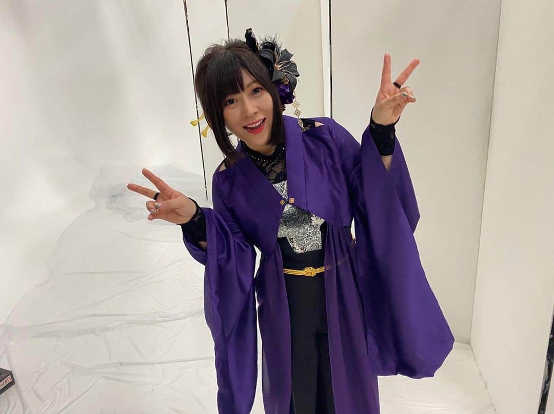 鈴華ゆう子のインスタグラム：「久しぶりの衣装。やはり紫好きです。  #和楽器バンド  #鈴華ゆう子  #Wagakkiband  #yukosuzuhana」