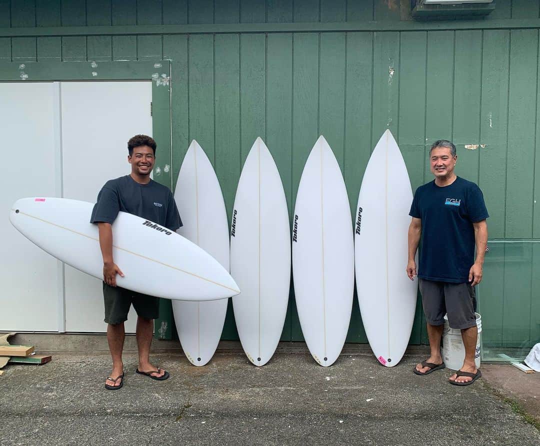 稲葉玲王のインスタグラム：「it’s always nice to be back in Hawaii and work on boards with @tokorosurfboards 🙏 Thank you for the magic 🧚‍♂️🪄 @rockdancesurf」