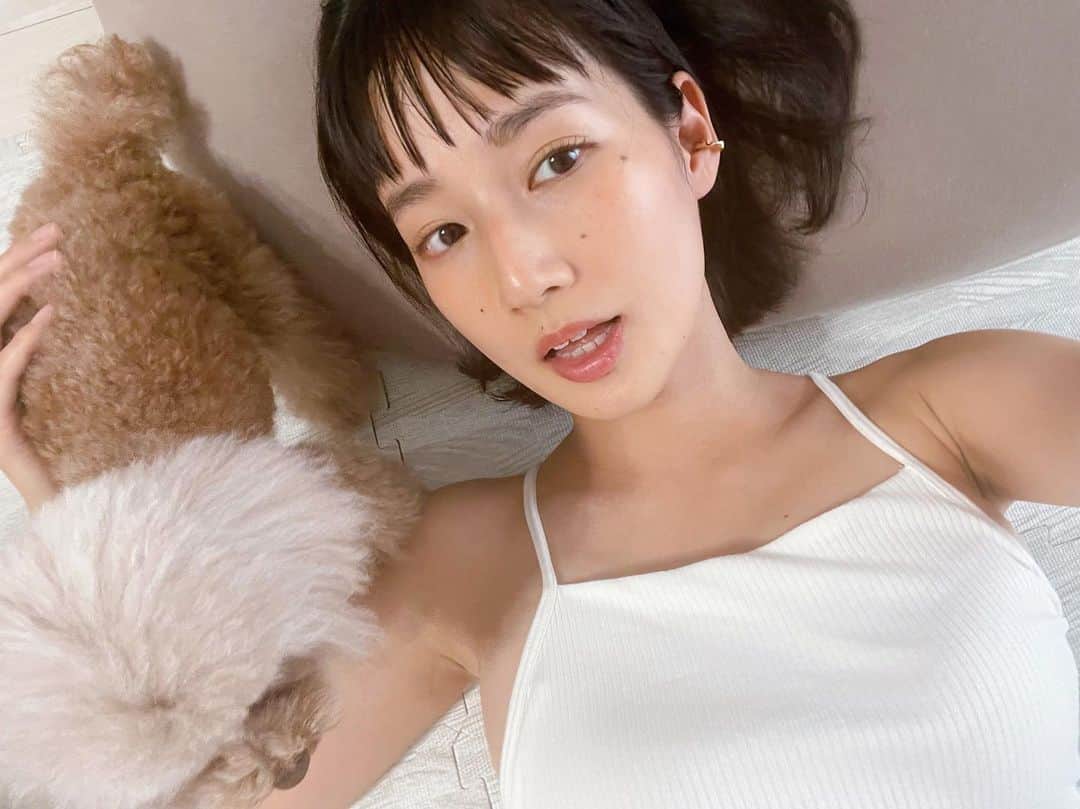 高嶋香帆のインスタグラム：「数年ぶりにまつ毛パーマをしましたが、マスカラ塗るだけで目がパッと開く、、美容、、、だいじ、、、  休日って寝てるだけで楽しいいいいぇあ！  #まつ毛パーマ #オン眉」