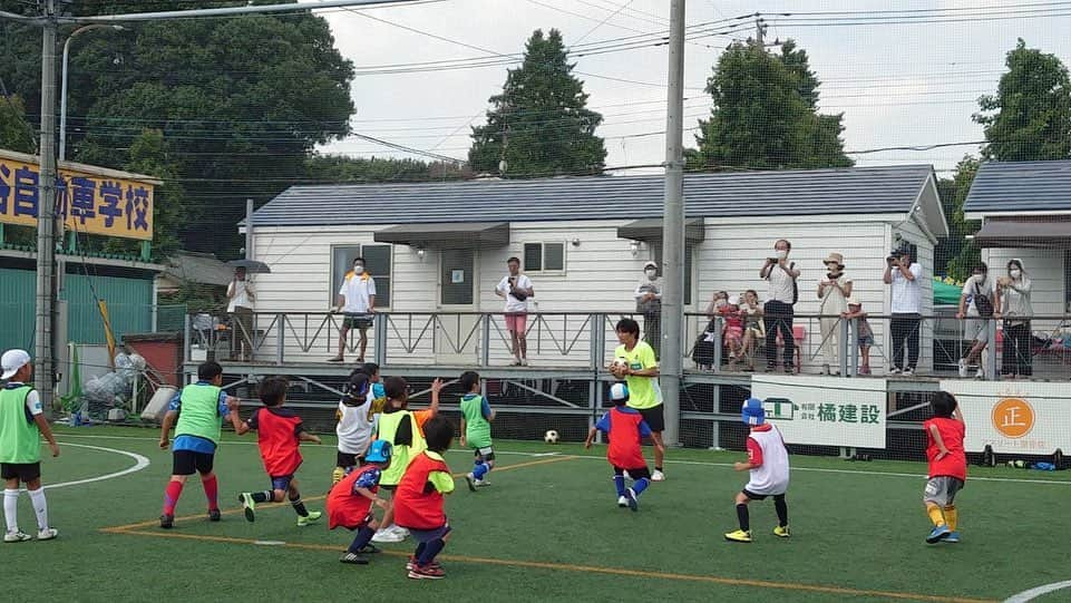 増嶋竜也さんのインスタグラム写真 - (増嶋竜也Instagram)「今日は明治安田生命Presents JリーグMYサッカー教室でした！  僕の担当は1、2年生だったので息子も参加させていただきました！ サッカーをしたことのない息子でしたが一生懸命頑張ってました！！ 途中、玉田さんが参加してくれた時は息子にパスしてくれー！って感情が思わず出ていました😅 親の気持ちを改めて再確認！！ 今後にいかします🤣  終わった後の息子は大満足だったらしく、パパを見る目が変わってました😅 連れてきてよかった🙆‍♂️  子供達は暑さにも負けず楽しくサッカーをしてたのが印象的でした！  関係者の皆様ありがとうございました  #明治安田生命サッカー教室  #玉田圭司  #阿部翔平 #近藤祐介 #増嶋竜也」8月20日 15時23分 - masushima_tatsuya