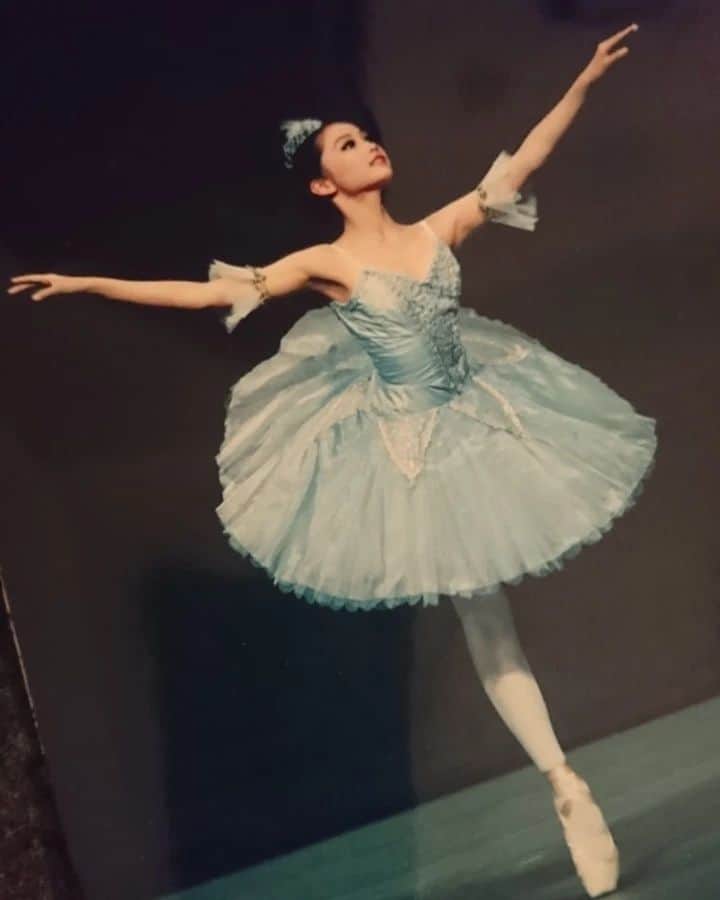 三津谷葉子さんのインスタグラム写真 - (三津谷葉子Instagram)「久しぶりに軽〜く踊ってきました✨  全身バッキバキでございます😇  とほほ😵‍💫  ２枚目は 確か、小学５年生で…コンクールに出た時の写真だと思います。 足が一本に見えるけど、チュチュに隠れているだけで〜す😀🩰💮  やっぱりバレエ楽しい。」8月20日 16時59分 - yoko_mitsuya