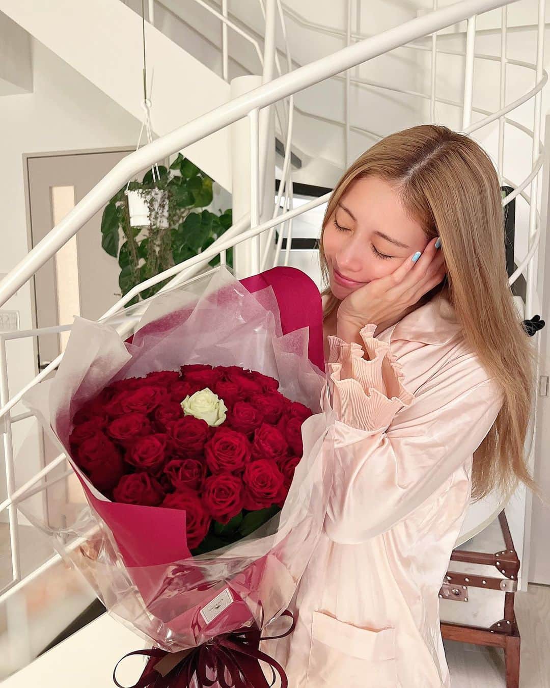 のインスタグラム：「またひとつ歳を重ねました🌹 今年も可愛く生きる👸❤️←願望  もう何歳になったかは書かないでいいね？！笑 永遠の23歳でよろしくお願いします🥹❤️  またひとつ白い薔薇が🤍🌹 来年はこの白い薔薇が赤く染まって、 またひとつ新しい白い薔薇を貰えるように 素敵な1年を過ごせますように❤️  0時すぎた瞬間、もらったので、 すっぴん裸眼のパジャマ姿だけど🤣 嬉しすぎるので載せます❤️笑 ・ ・ ・ ・ ・ ・ ・ ・ ・ ・ ・ ・ ・ ・ ・ ・ ・ ・ ・ ・ #ハッピーバースデー#happybirthday#happybirthdaytome#誕生日#誕生日サプライズ#誕生日おめでとう#自分らしく生きる#サプライズ#おうち#花束#薔薇の花束#薔薇#薔薇のある暮らし#白い薔薇#花言葉#夫婦#夫婦生活#夫婦デート#パジャマ#すっぴん#アラサー#アラサー女子#美肌ケア#金髪#ママライフ#プレゼント#誕生日プレゼント#幸せな時間#家族#カップル」